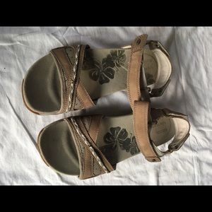 Merrill canvas sandals